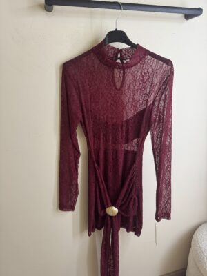 Alternative view of Vestido Encaje Burdeos Detall Dorado