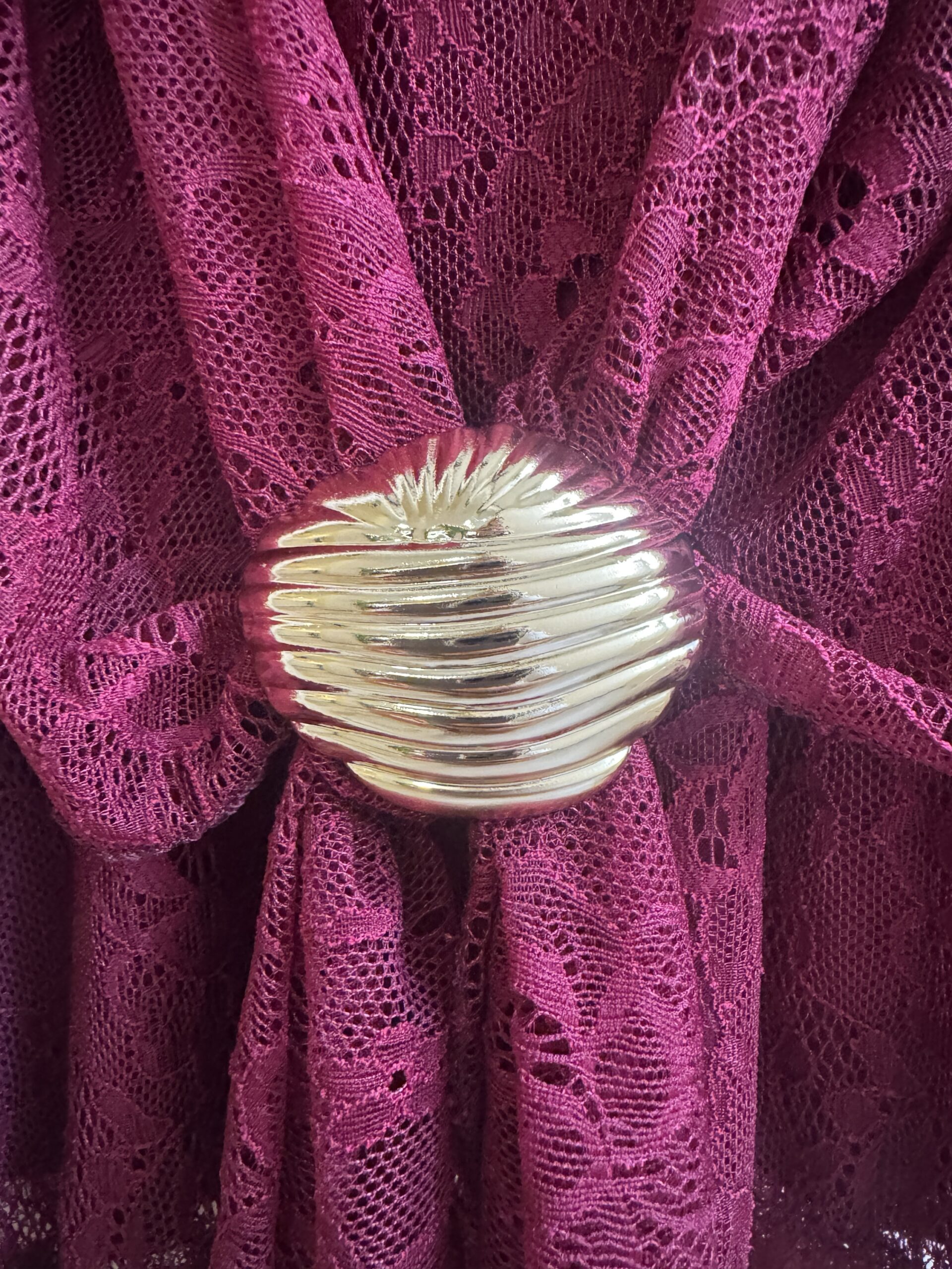 Vestido Encaje Burdeos Detall Dorado - Imagen 3