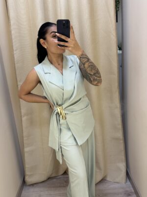 Traje Chaleco Detall Dorado verde menta pastel
